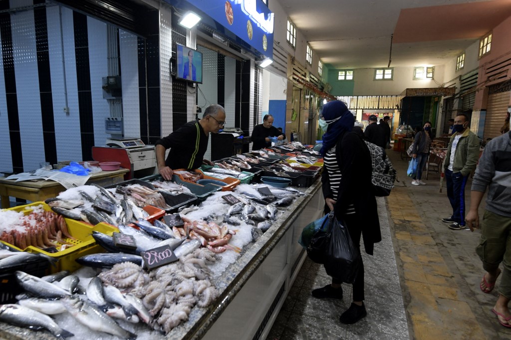 Des Tunisiens achètent du poisson au marché municipal de la ville tunisienne centrale de Sidi Bouzid le 28 octobre 2020. FETHI BELAID / AFP