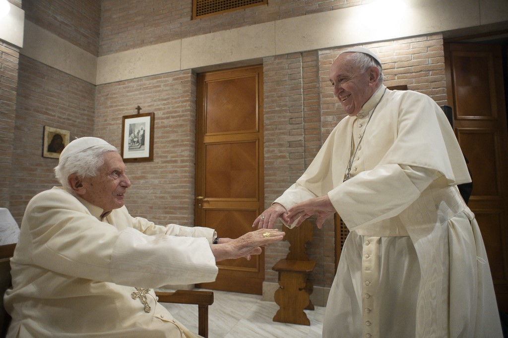 Benoît XVI juge «dangereux» le voyage du pape François en Irak