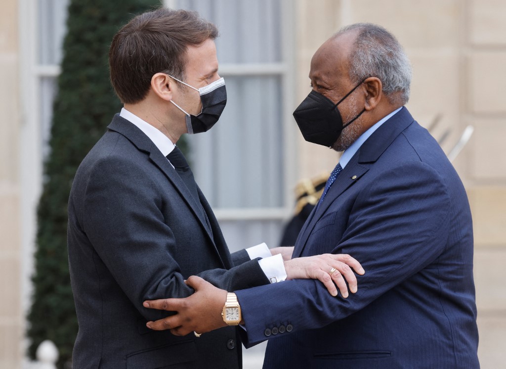 Le président français, Emmanuel Macron (à gauche), accueille le président djiboutien, Ismail Omar Guelleh (à droite), avant leur réunion au palais présidentiel de l'Élysée à Paris, le 12 février 2021. Ludovic MARIN / AFP