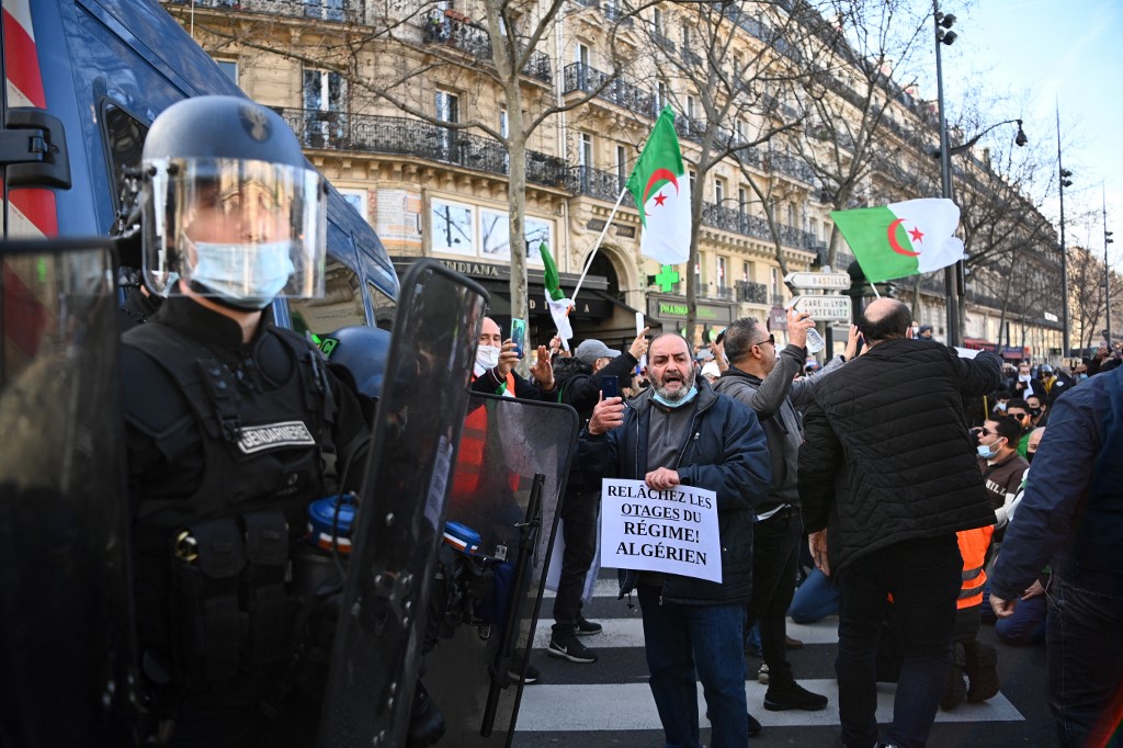 Algérie: projet de loi sur la déchéance de la nationalité visant la diaspora