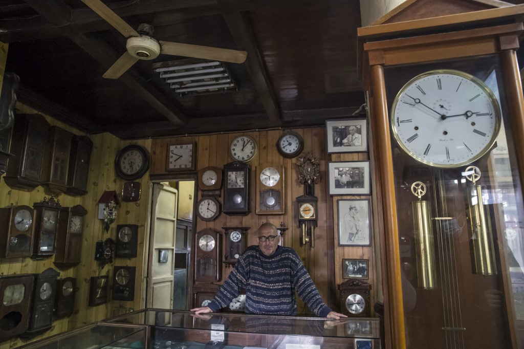 Ashod Papazian, un horloger arménien égyptien de 64 ans, pose pour une photo dans son entreprise familiale - la boutique de l'horloger Francis Papazian - dans le quartier central d'Attaba au Caire, la capitale égyptienne, le 23 février 2021. Khaled DESOUKI / AFP