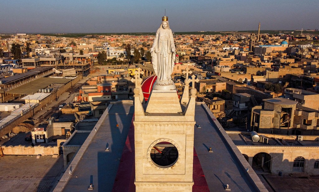 Cette photo prise le 24 février 2021 montre une vue aérienne de la statue de la Vierge Marie à l'Église syriaque catholique de l'Immaculée Conception (al-Tahira-l-Kubra), dans la ville à prédominance chrétienne de Qaraqosh, dans la province de Ninive, à une trentaine de kilomètres de Mossoul. La province de Ninive, dans le nord de l'Irak, est le cœur de la communauté chrétienne du pays et sa capitale, Mossoul, est l'endroit où le groupe État islamique a choisi d'annoncer la création de son "califat" en 2014. Zaid AL-OBEIDI / AFP