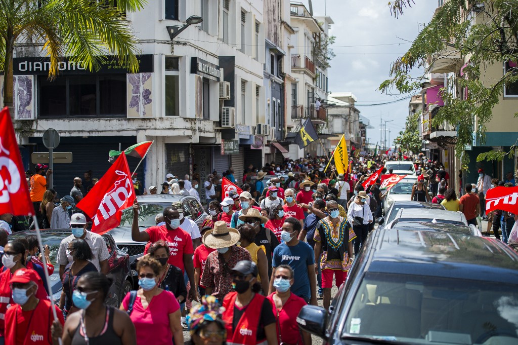 Guadeloupe: au moins 2 000 manifestants dans la rue contre les effets de la crise sanitaire