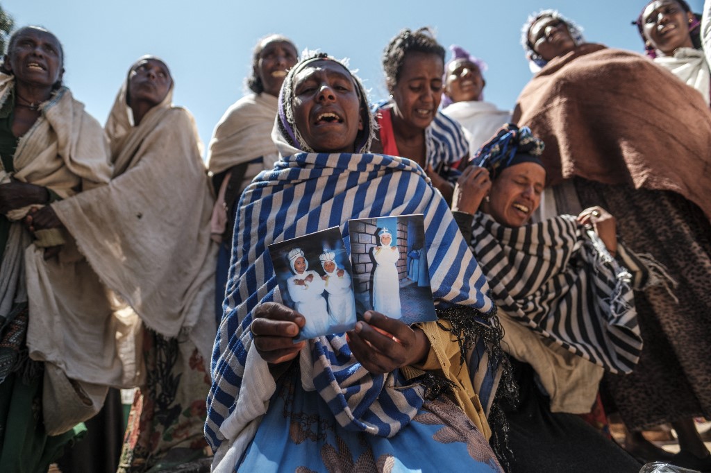 Des femmes pleurent les victimes d'un massacre qui aurait été perpétré par des soldats érythréens dans le village de Dengolat, au nord de Mekele, la capitale du Tigray, le 26 février 2021. Un rapport d'Amnesty International le 27 février 2021 allègue que des soldats érythréens combattant au Tigré ont tué des centaines de personnes en novembre de l'année dernière dans ce que le groupe de défense des droits de l'homme a décrit comme un probable crime contre l'humanité. EDUARDO SOTERAS / AFP