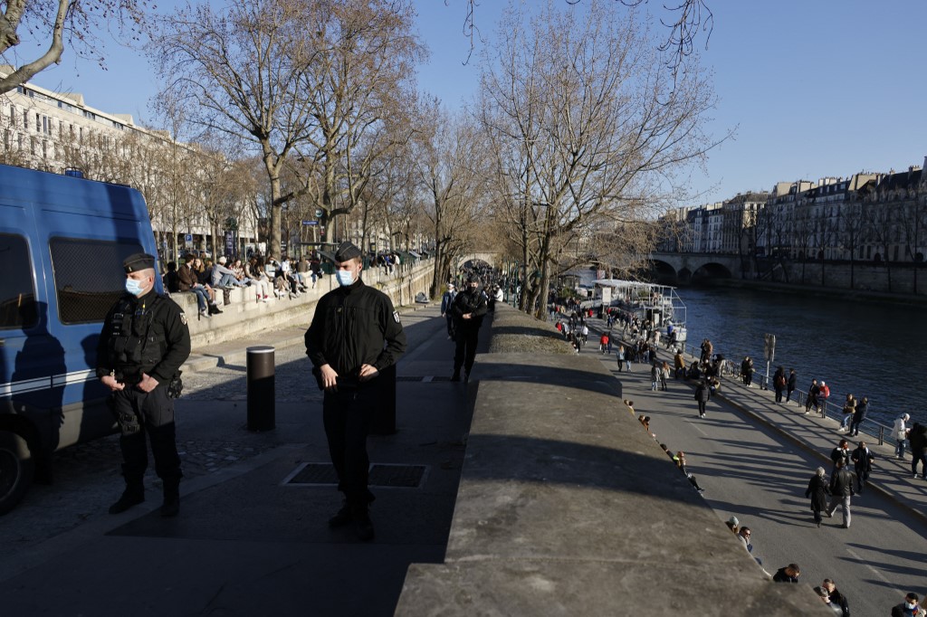 Un policier tue par balles un homme qui le menaçait avec un couteau à Paris