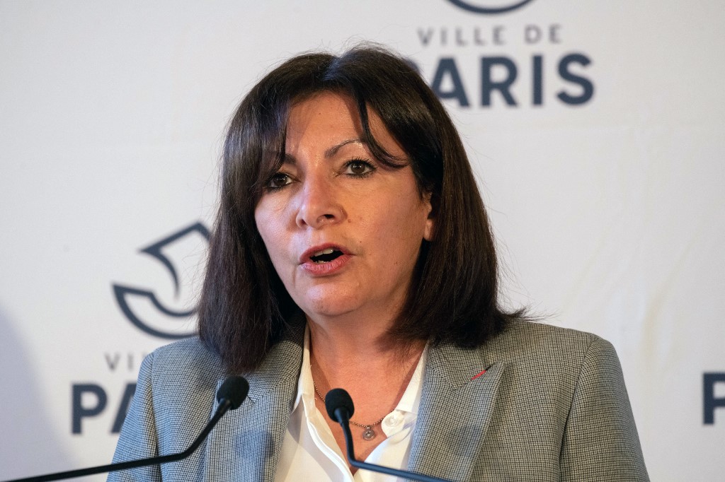 La maire de Paris, Anne Hidalgo, s'exprime lors d'une conférence de presse à la suite d'une réunion avec les maires des 20 arrondissements parisiens pour préparer des propositions pour l'Agence régionale de santé (ARS) et la préfecture au milieu de la pandémie de coronavirus à la mairie de Paris le 1er mars 2021. Jacques WITT / POOL / AFP
