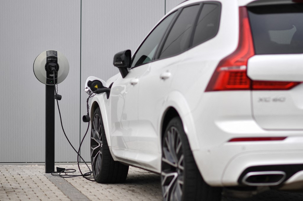 Une voiture hybride Volvo XC60 est branchée sur une borne de recharge devant un concessionnaire Volvo à Reading, à l'ouest de Londres, le 2 mars 2021. Ben STANSALL / AFP