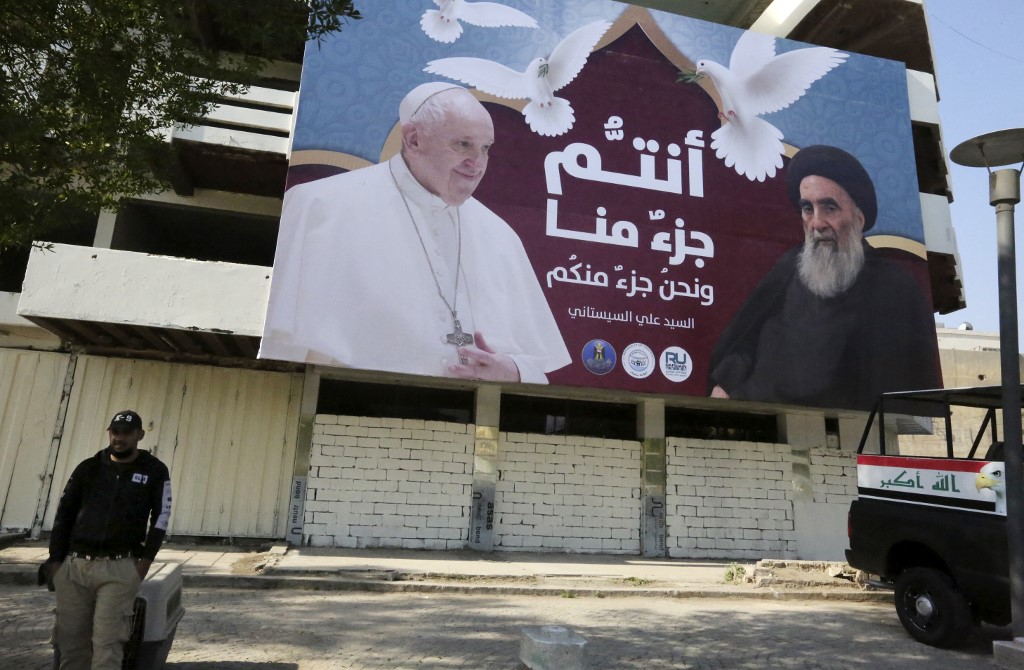 Un panneau d'affichage géant montre le pape François et le grand ayatollah Ali Sistani à Bagdad le 3 mars 2021 avant la toute première visite papale en Irak, dans le but d'encourager la communauté chrétienne en déclin à rester dans leur ancienne patrie. Le slogan arabe sur le panneau d'affichage dit: "Vous faites partie de nous et nous faisons partie de vous". Sabah ARAR / AFP
