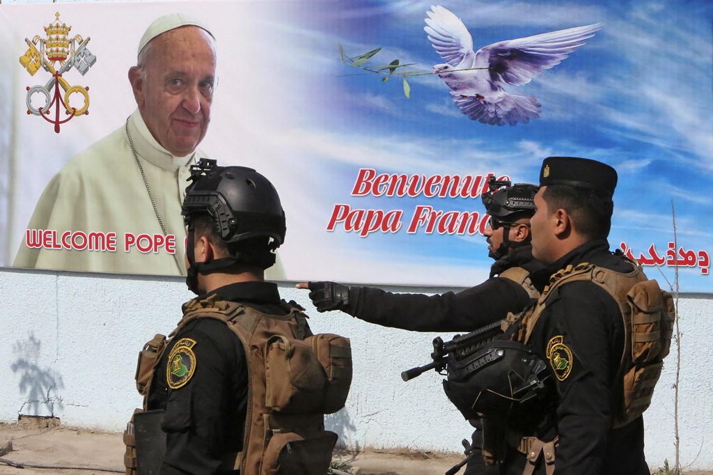 Dix roquettes sur une base abritant des Américains en Irak, le pape maintient sa visite