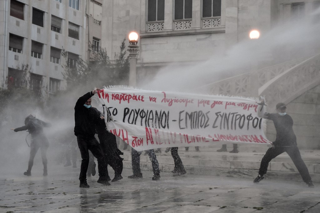Grèce: tollé après une intervention musclée de la police pour faire respecter le confinement