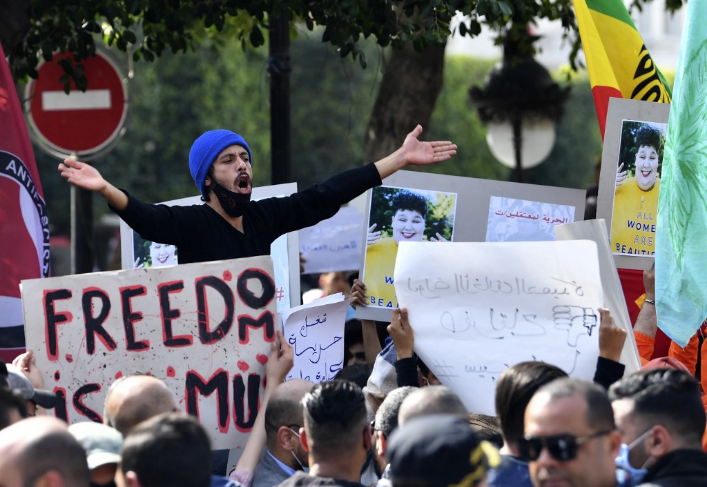 Des manifestants tunisiens lancent des slogans contre les forces de police lors d'une manifestation contre le gouvernement le 6 mars 2021 à Tunis. Cette manifestation a été organisée à l'appel des partis d'opposition et des organisations de la société civile sous le slogan «libérer la Tunisie», contre la politique économique du gouvernement et la stratégie de répression face aux mobilisations sociales. Fethi Belaid / AFP