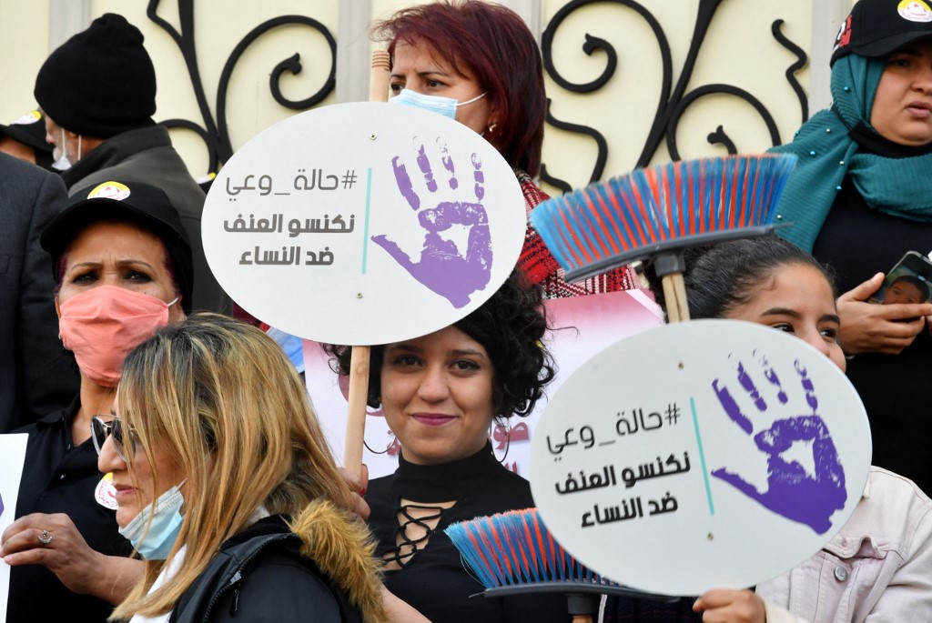 Des femmes tunisiennes manifestent le 6 mars 2021 à Tunis contre les violences faites aux femmes. En Tunisie, le Code du statut personnel ou CSP consiste en une série de lois tunisiennes progressistes, promulguées le 13 août 1956 par un décret beylical puis entré en vigueur le 1er janvier 1957, visant à instaurer l'égalité entre les hommes et les femmes. Fethi Belaid / AFP
