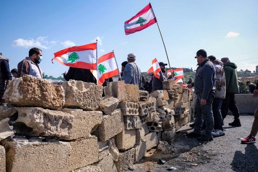 Colère populaire au Liban: moins de manifestants mais des routes bloquées