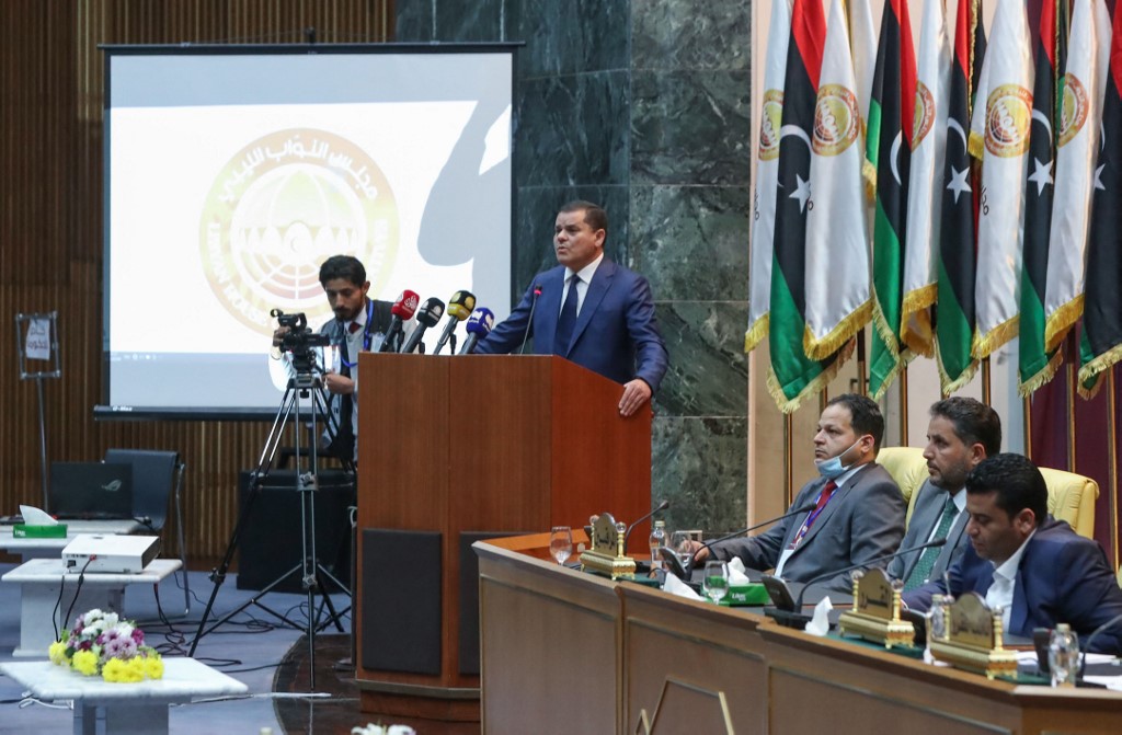 Le Premier ministre libyen désigné, Abdul Hamid Dbeibah, s'adresse aux législateurs lors de la première session parlementaire réunifiée, dans la ville côtière de Syrte à l'est de la capitale, le 9 mars 2021. Au total, 132 membres de la Chambre des représentants, forte de 188 membres, se sont réunis pour voter sur la composition du cabinet du premier ministre par intérim Abdul Hamid Dbeibah, une étape cruciale vers les élections de décembre et la stabilité après une décennie de violence. Mahmud TURKIA / AFP