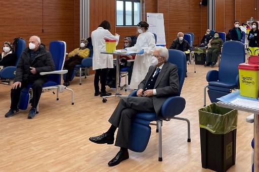 Covid-19 : le président italien vacciné sans passe-droit