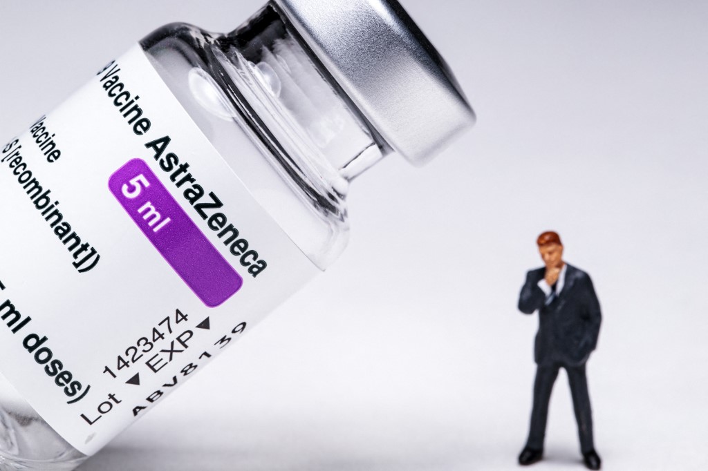 Virus: des pays européens suspendent le vaccin d'AstraZeneca, J&J validé par l'UE