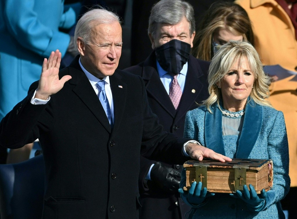 Le 20 janvier 2021, Joe Biden, Jill Biden à ses côtés, prête serment en tant que 46e président américain. Brendan SMIALOWSKI / AFP