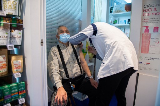 Le vaccin «près de chez soi»: en pharmacie, des patients sautent le pas