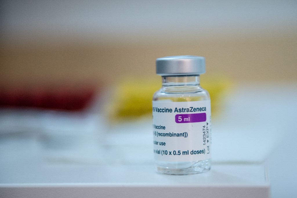 Vaccin anti-Covid: AstraZeneca annonce de nouvelles réductions de livraison à l'UE