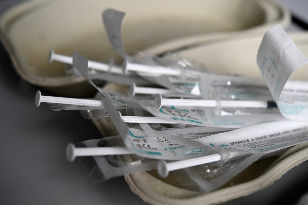 Virus: la France espère dépasser son objectif de vaccination et épingle les laboratoires