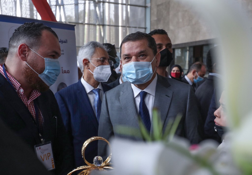 Abdul Hamid Dbeibah arrive pour prononcer un discours lors d'une conférence nationale sur la pandémie de COVID-19, dans une salle de conférence de la capitale Tripoli, le 13 mars 2021. Mahmud TURKIE / AFP