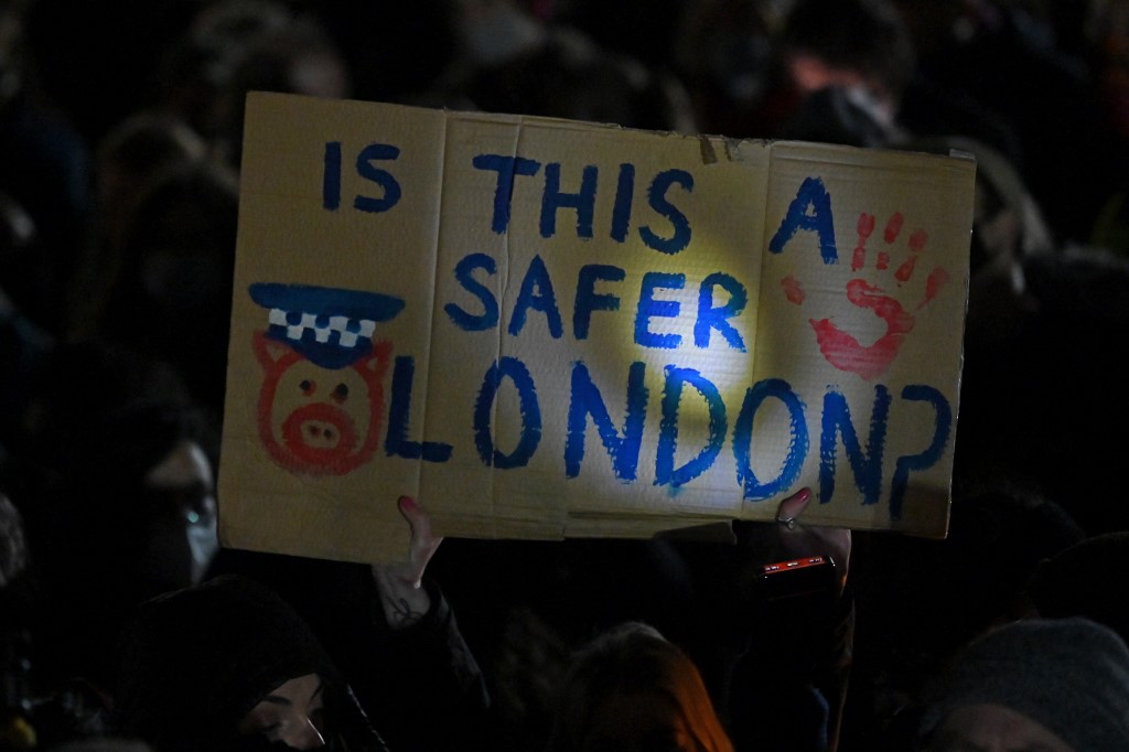 Tensions lors d'un hommage non autorisé à une Londonienne assassinée