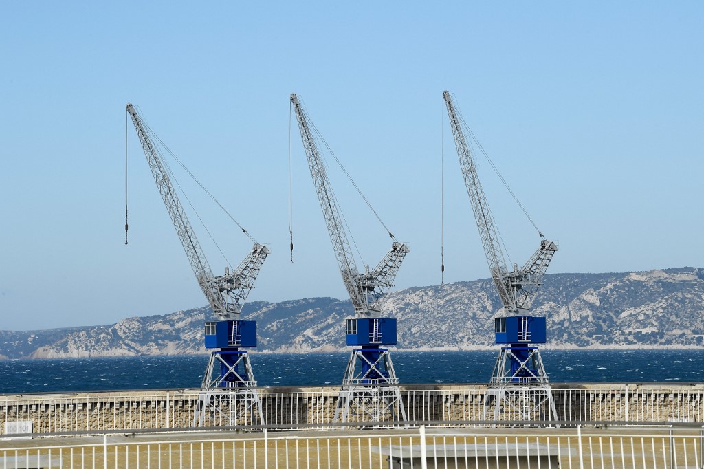 Une photo prise à Marseille le 16 mars 2021 montre "Les élégantes", anciennes grues portuaires restaurées et qui restent le symbole du plus grand port de France. NICOLAS TUCAT / AFP