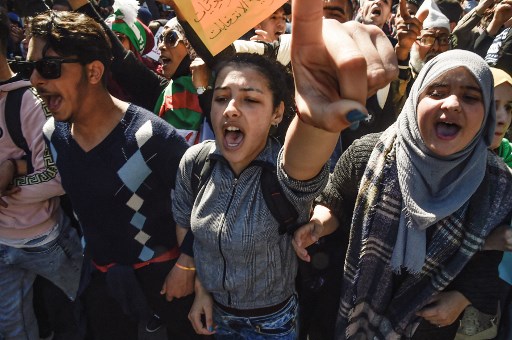 Algérie: les étudiants dans la rue contre les législatives anticipées