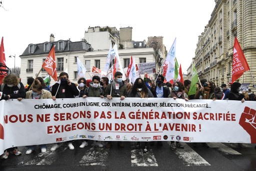 Plusieurs centaines d'étudiants manifestent en France contre la précarité