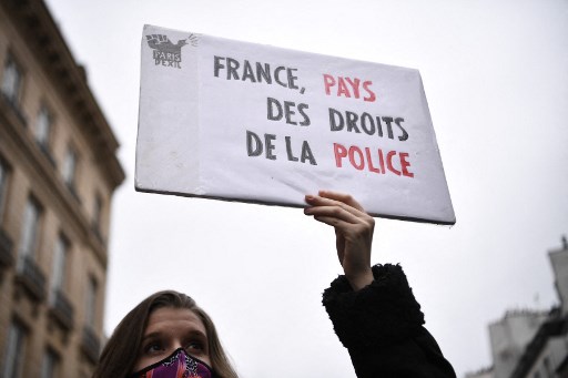 «Sécurité globale» : des centaines de personnes réunies devant le Sénat