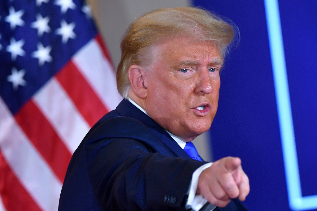 Qui a signé, à la place de Trump, le récépissé d'une plainte visant l'ex-président ?