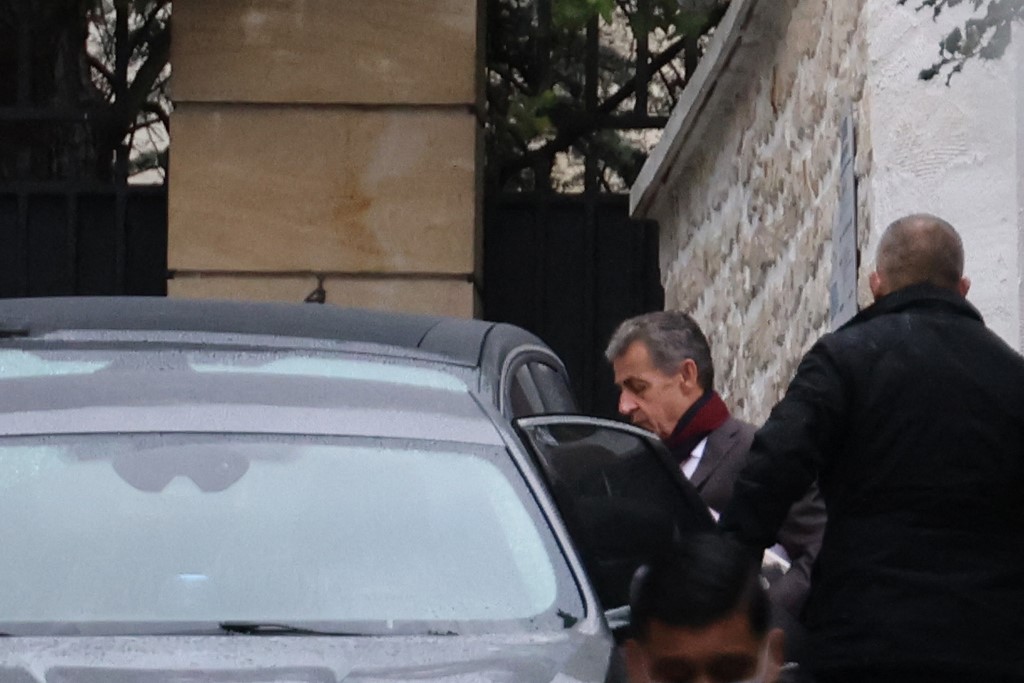 France: report du procès de Sarkozy pour des dépenses excessives de campagne