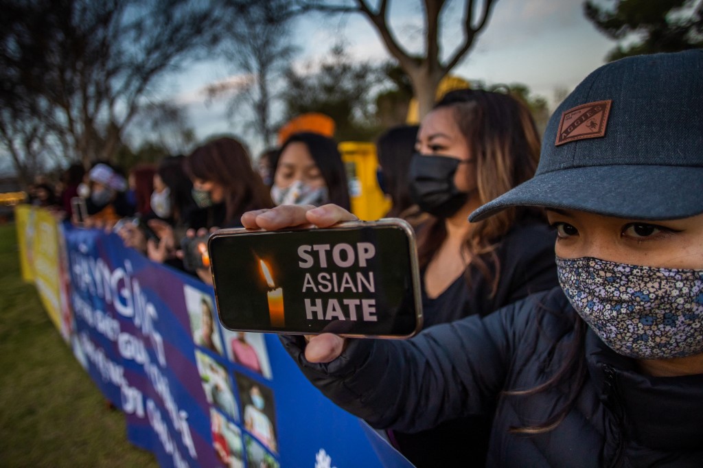 Julie Tran tient son téléphone lors d'une veillée aux chandelles à Garden Grove, en Californie, le 17 mars 2021 pour s'unir contre la récente vague de violence visant les Asiatiques et pour exprimer son chagrin et son indignation après la fusillade d'hier qui a fait huit morts à Atlanta, en Géorgie, dont au moins six femmes asiatiques. Apu GOMES / AFP
