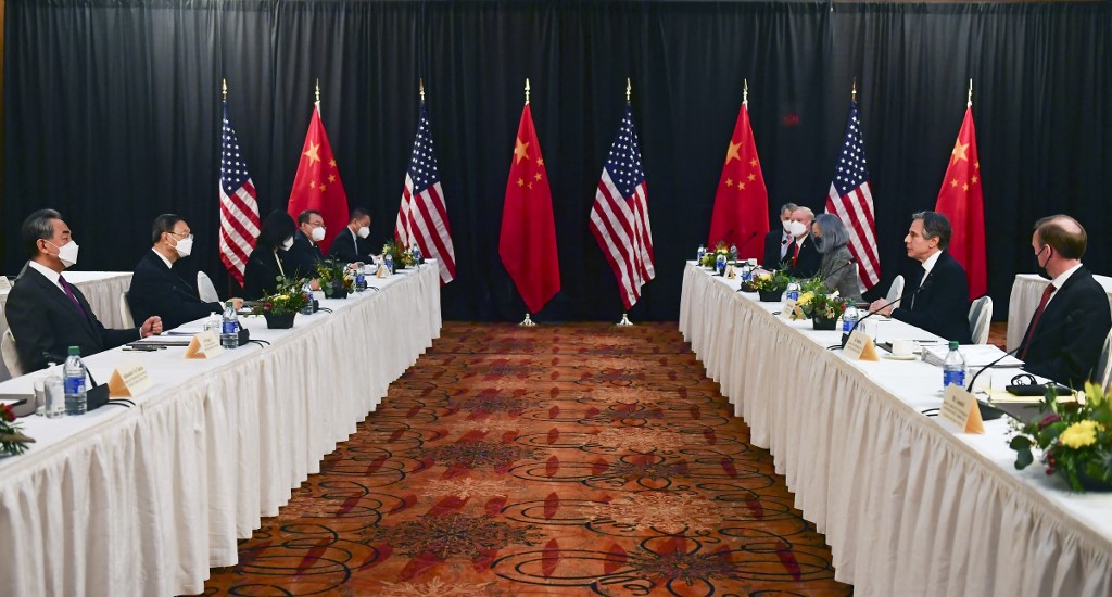 Le secrétaire d'État Antony Blinken (2e D) prend la parole face à Yang Jiechi (2e G), directeur du Bureau de la Commission centrale des affaires étrangères, et Wang Yi (G), ministre des affaires étrangères de la Chine lors de la séance d'ouverture des pourparlers américano-chinois à l'hôtel Captain Cook à Anchorage, en Alaska, le 18 mars 2021. Frederic J. BROWN / POOL / AFP
