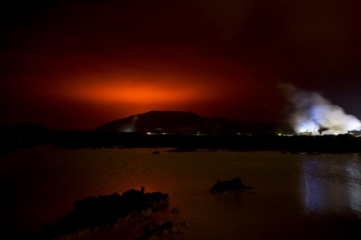 Une éruption volcanique illumine le ciel près de Reykjavik