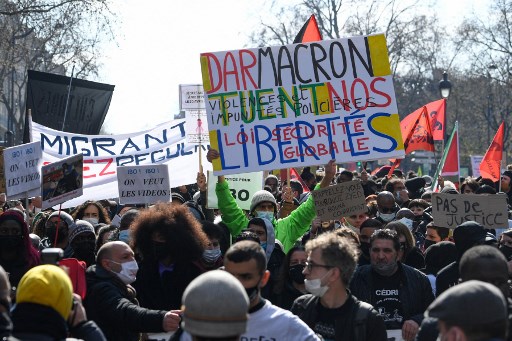 Plusieurs milliers de personnes dans la rue contre le racisme et les violences policières