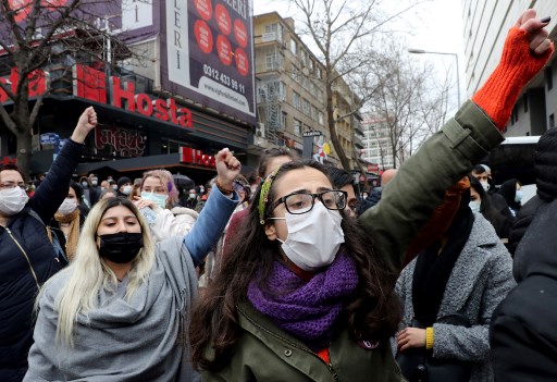Turquie: des centaines de manifestants contre l'abandon d'un traité protégeant les femmes
