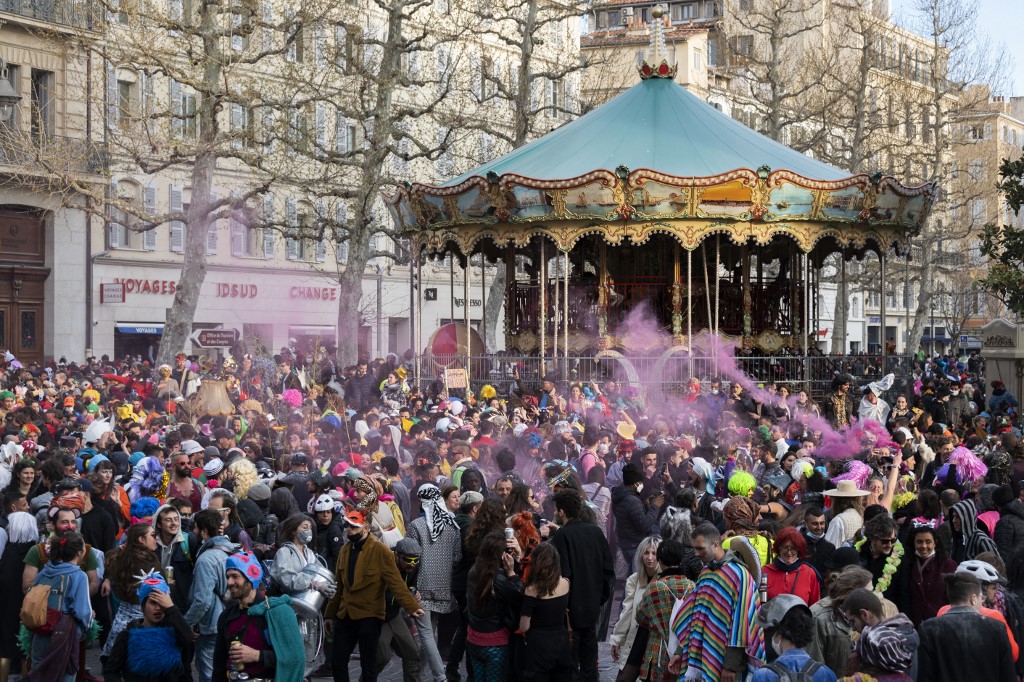 A Marseille, des milliers font fi des restrictions anti-Covid pour un carnaval