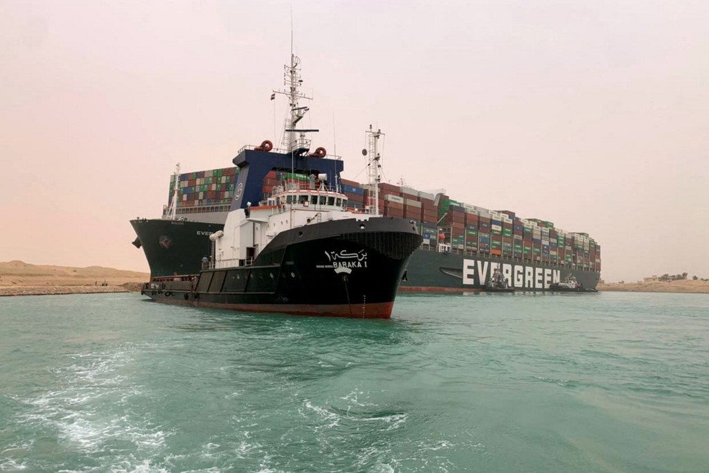 Le canal de Suez toujours bloqué ralentit le transport maritime mondial