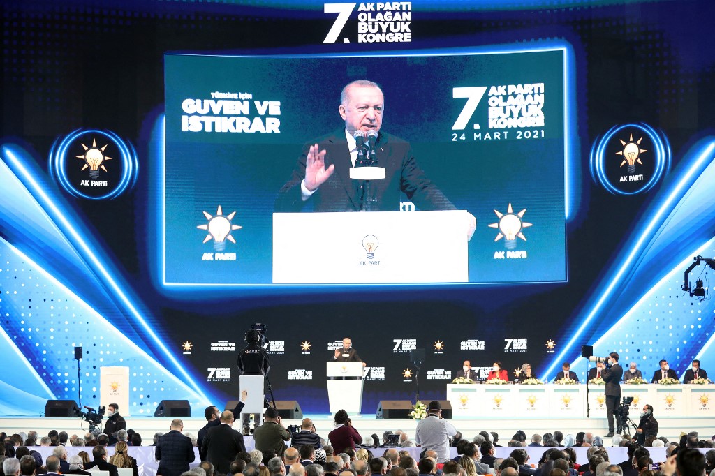 Le président turc et chef du parti Justice et Développement (AKP), Recep Tayyip Erdogan, s'adresse à ses partisans lors d'une réunion politique de son parti, l'AKP, à Ankara, le 24 mars 2021. Adem ALTAN / AFP