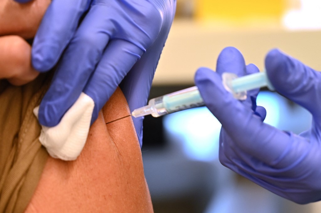 Vaccination: l'Europe voit «la lumière au bout du tunnel», assure Breton