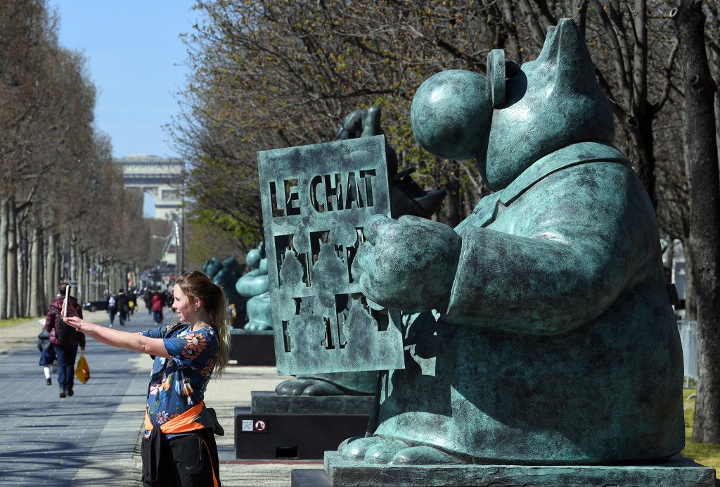 Vingt chats géants, en bronze et de deux mètres de haut, de l'auteur belge de bande dessinée Philippe Geluck, ont investi les Champs Elysées (AFP)