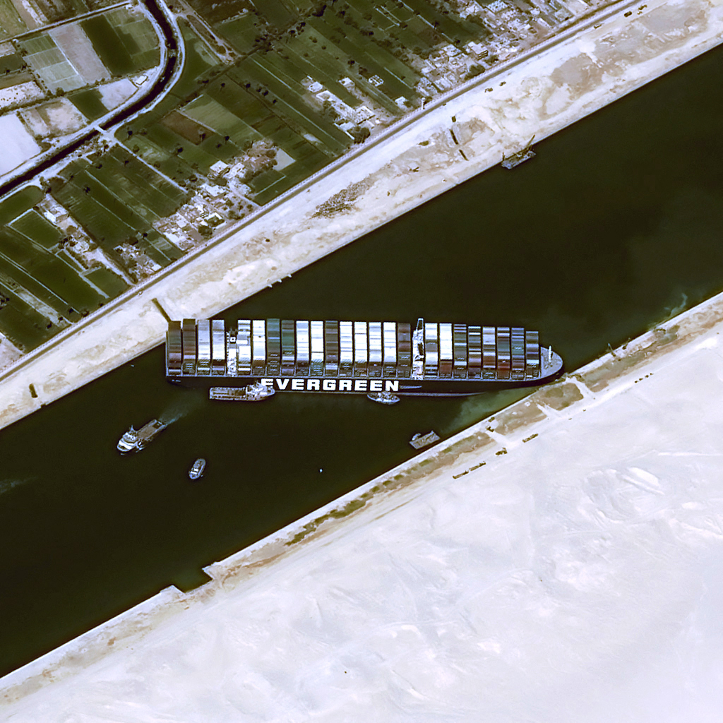Canal de Suez: incertitude sur les délais nécessaires au déblocage