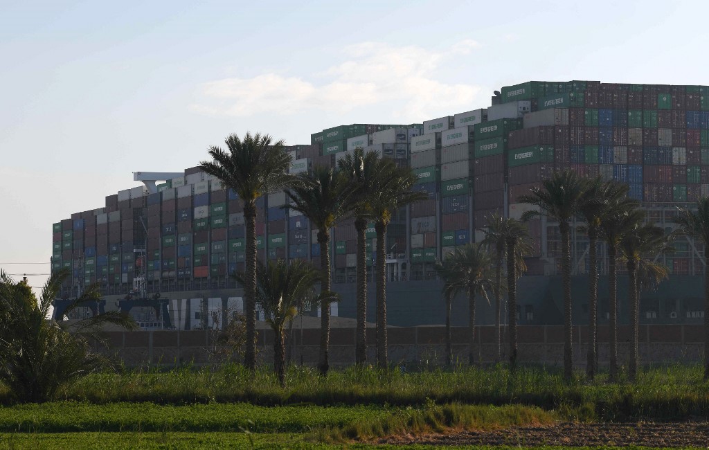 Canal de Suez: le propriétaire du navire évoque un déblocage dès samedi soir