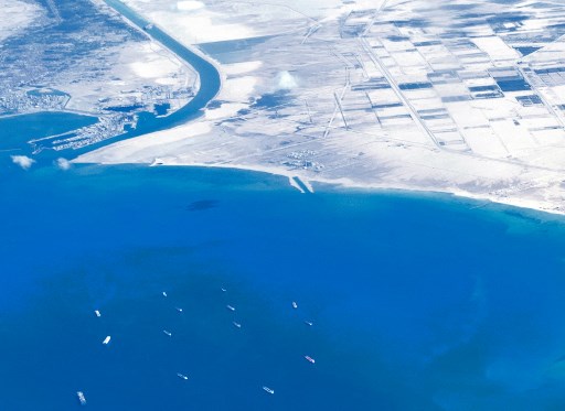 Canal de Suez: optimisme mais efforts de déblocage encore vains