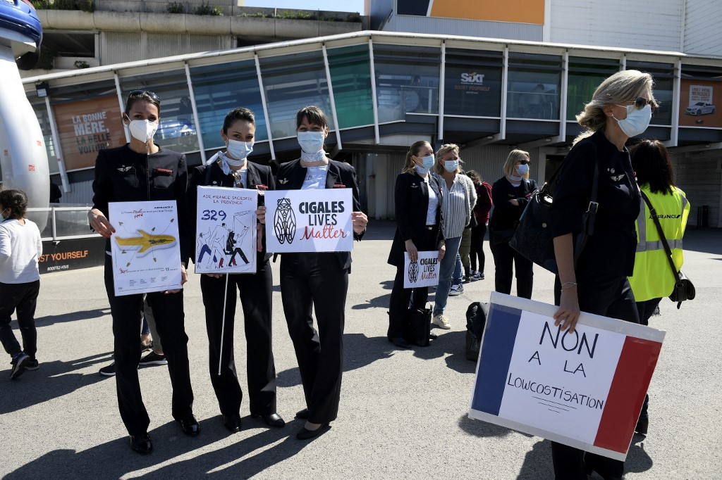 Des salariés d'Air France manifestent contre la fermeture des bases de province