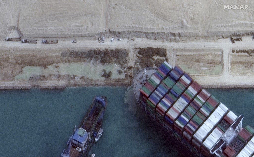 Cette image satellite publiée par Maxar Technologies montre le porte-conteneurs MV Ever Given dans le canal de Suez le matin du 28 mars 2021. Satellite image ©2021 Maxar Technologies / AFP