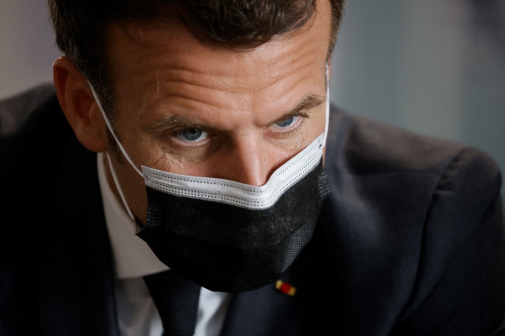 Soignants, profs, pays voisins, Macron résiste sous haute pression