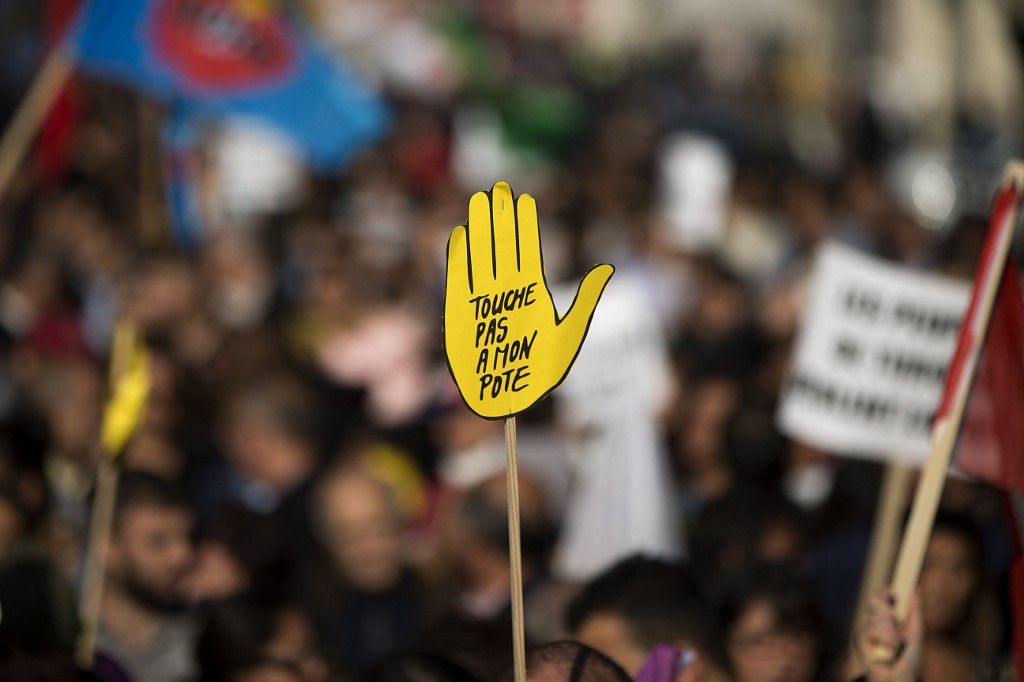 Le logo "Ne touchez pas mon ami" de l'ONG antiraciste française SOS Racisme. Archive / JOEL SAGET / AFP