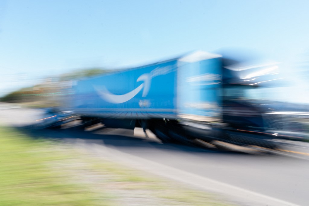 Les employés d'Amazon concluent un vote historique pour créer un syndicat